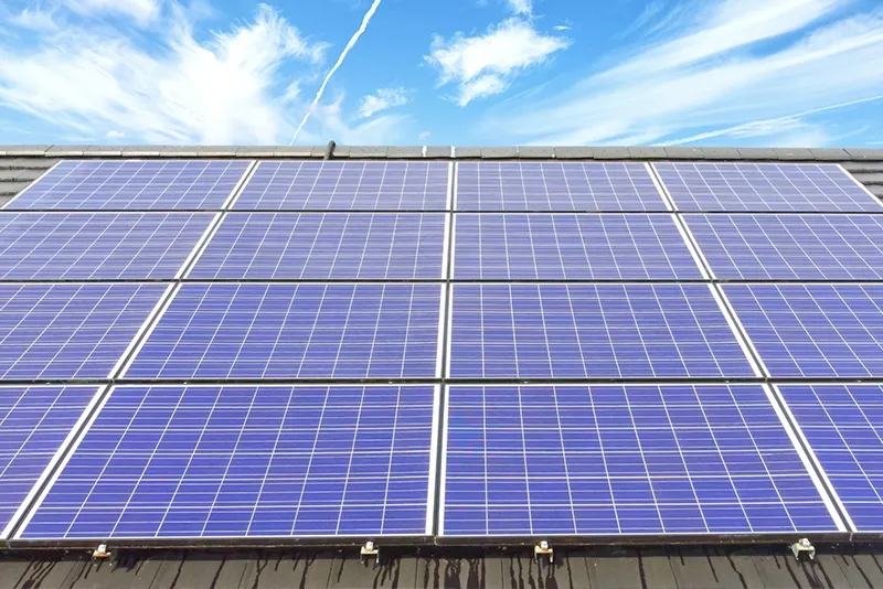 屋根に設置されたソーラーパネル