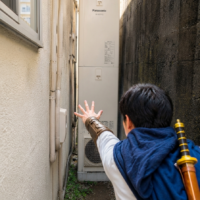 【プロが解説】エコキュートの搬入経路が狭い！フェンス・室内・マンションなど現地調査が必須なケースと対処法