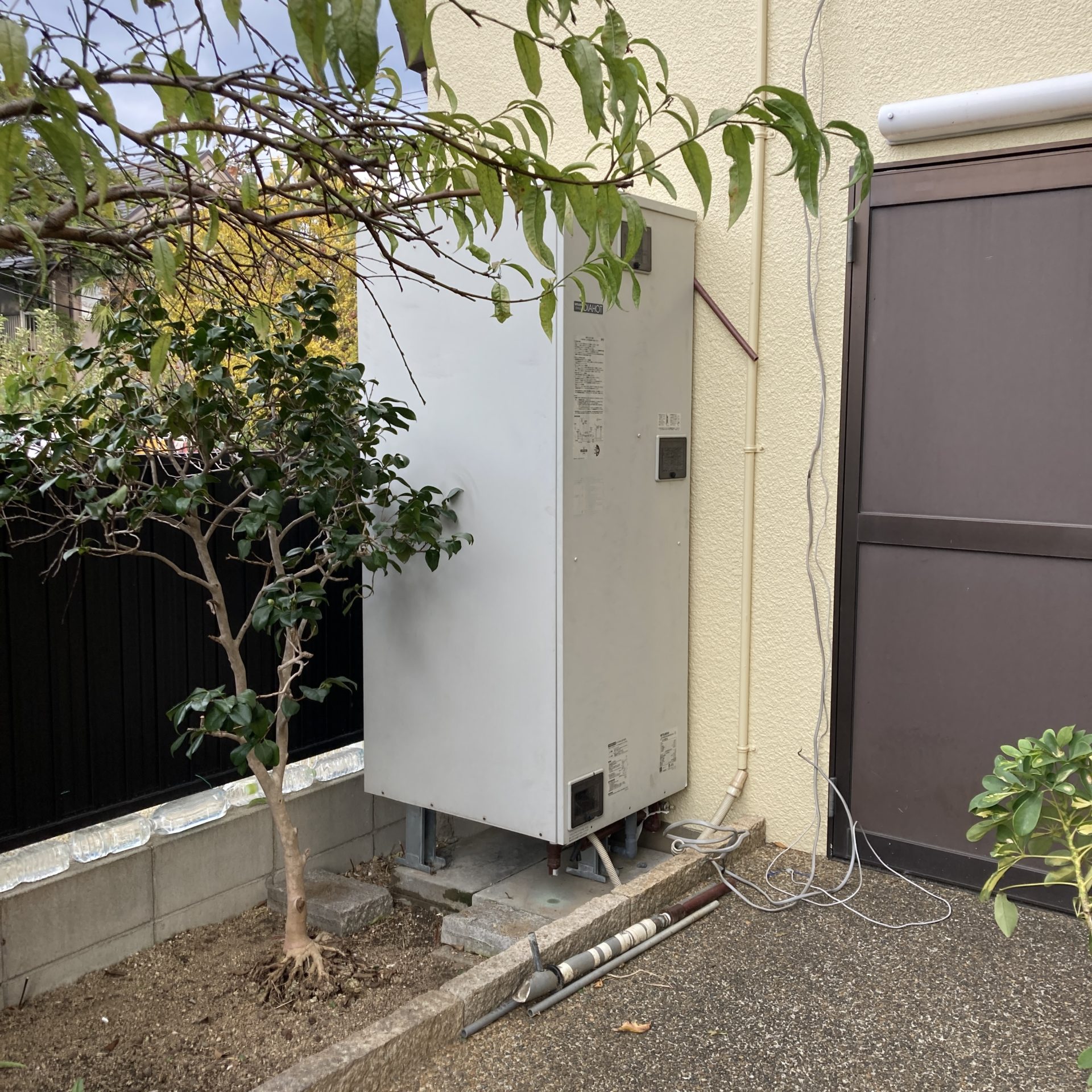 三菱製のSRT-3767CF-BL(電気温水器)