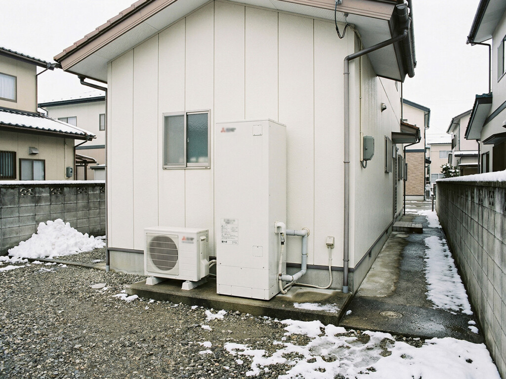 冬の通路幅や設置スペースを確認しやすいエコキュートのイメージ