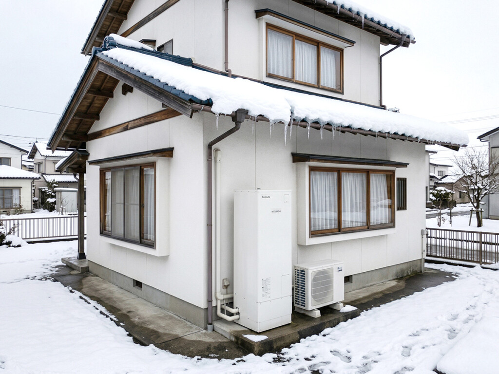 屋根からの落雪とエコキュートの位置関係が分かるイメージ