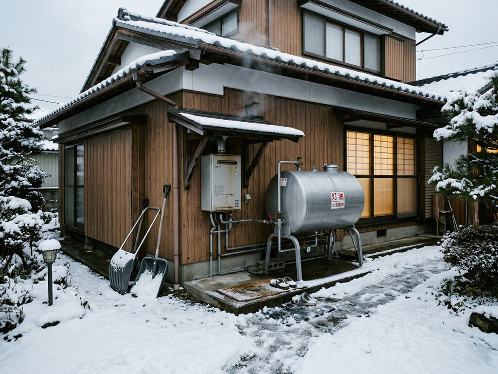 雪のある戸建て住宅で石油給湯器や灯油タンクを使う暮らしをイメージした写真