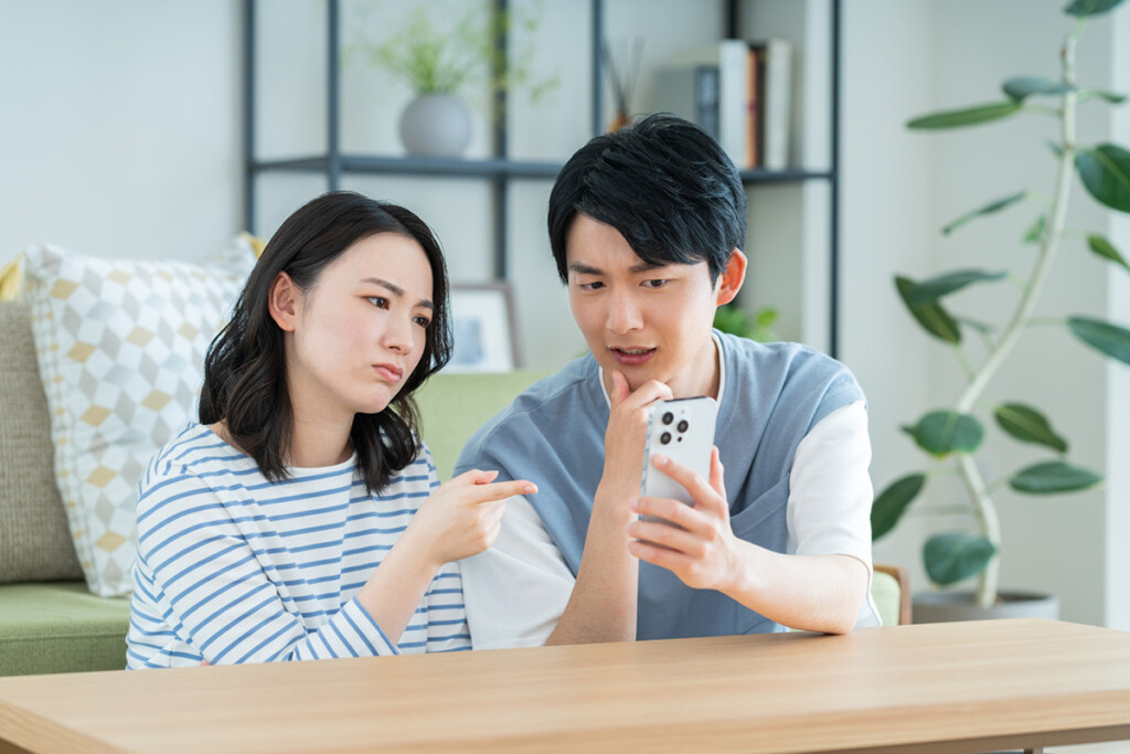 給湯器選びに迷う2人